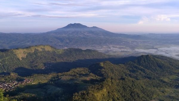 Berburu Keindahan Sunrise Di Puncak Gunung Telomoyo Semarang Turisian