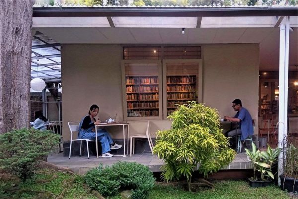 5 Library Café di Bandung Nongkrong Asyik Sambil Baca Buku Turisian