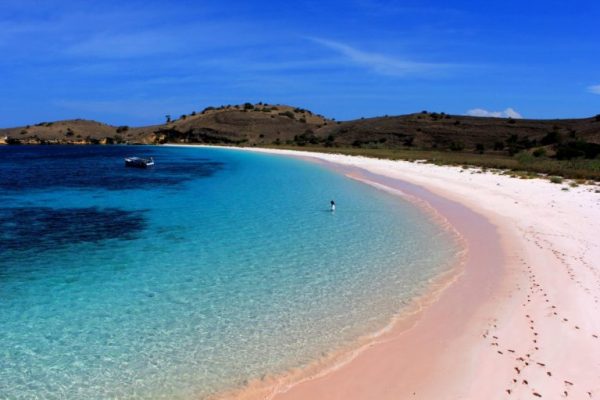 Tamasya Ke Pantai Torombala Bima Dengan Nuansa Pink Yang Memesona