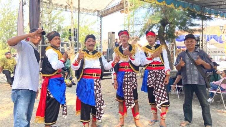 Festival Nglarak Blarak Di Pantai Glagah Kulon Progo