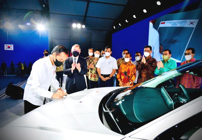 Jokowi Luncurkan Mobil Listrik