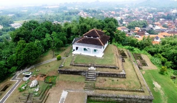 Wisata Religi Ke Situs Giri Kedaton Peninggalan Sunan Giri Di Gresik ...