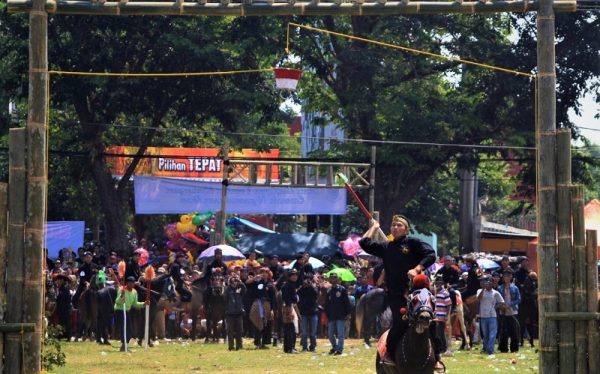 Mengenal Tradisi Sapton dari Kuningan, Lomba Ketangkasan Menombak ...
