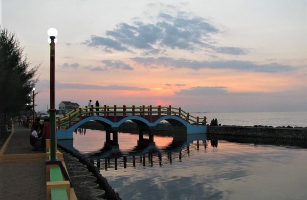 Senja Di Pantai Pasir Kencana Pekalongan Yang Memesona Turisian Com