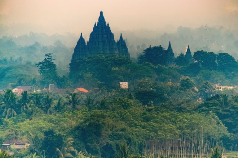Spot Riyadi, Lokasi Keren Menikmati Cantiknya Candi Prambanan