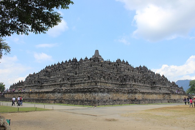 Kunjungan Wisatawan ke Borobudur