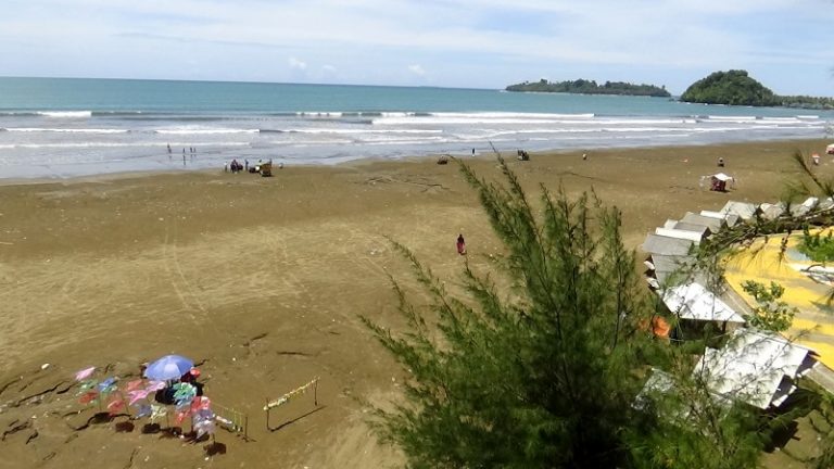 Mengenal Keunikan Pantai Air Manis dan Kisah Tragis Si Kundang