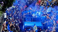 samudra manusia berbaju biru
