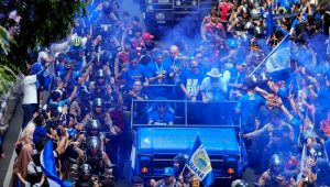 samudra manusia berbaju biru