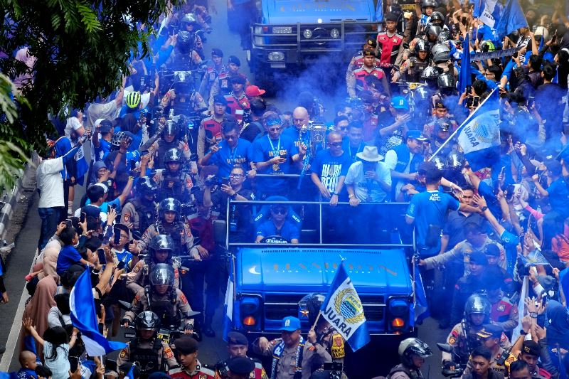 samudra manusia berbaju biru