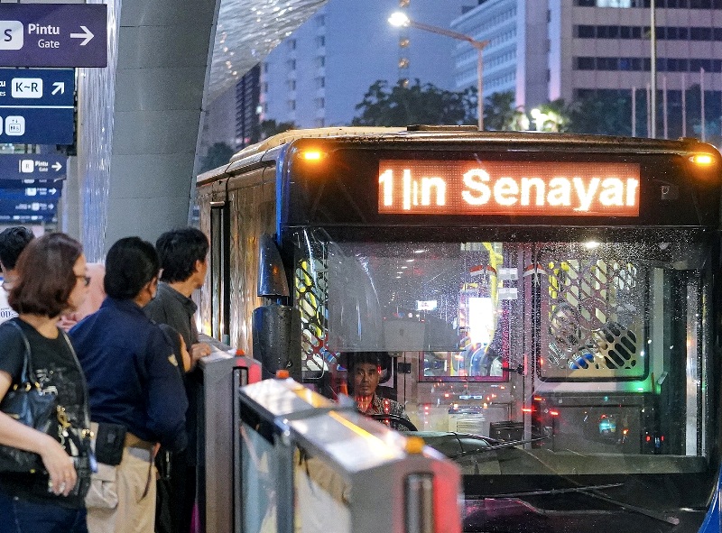 Transjakarta Bergeser