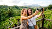 Wisatawan Berswafoto Wisatawan